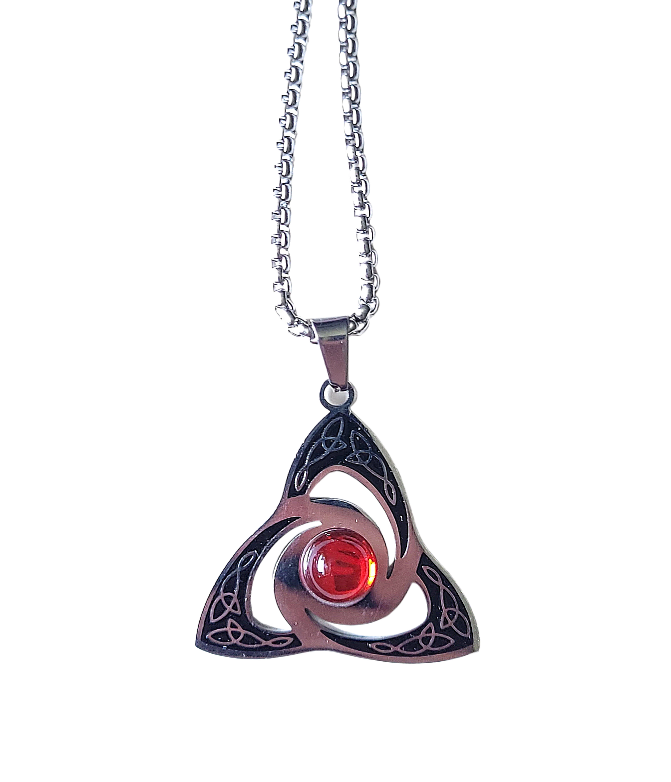 Collier Pendentif Nœud Celtique centre cœur rouge